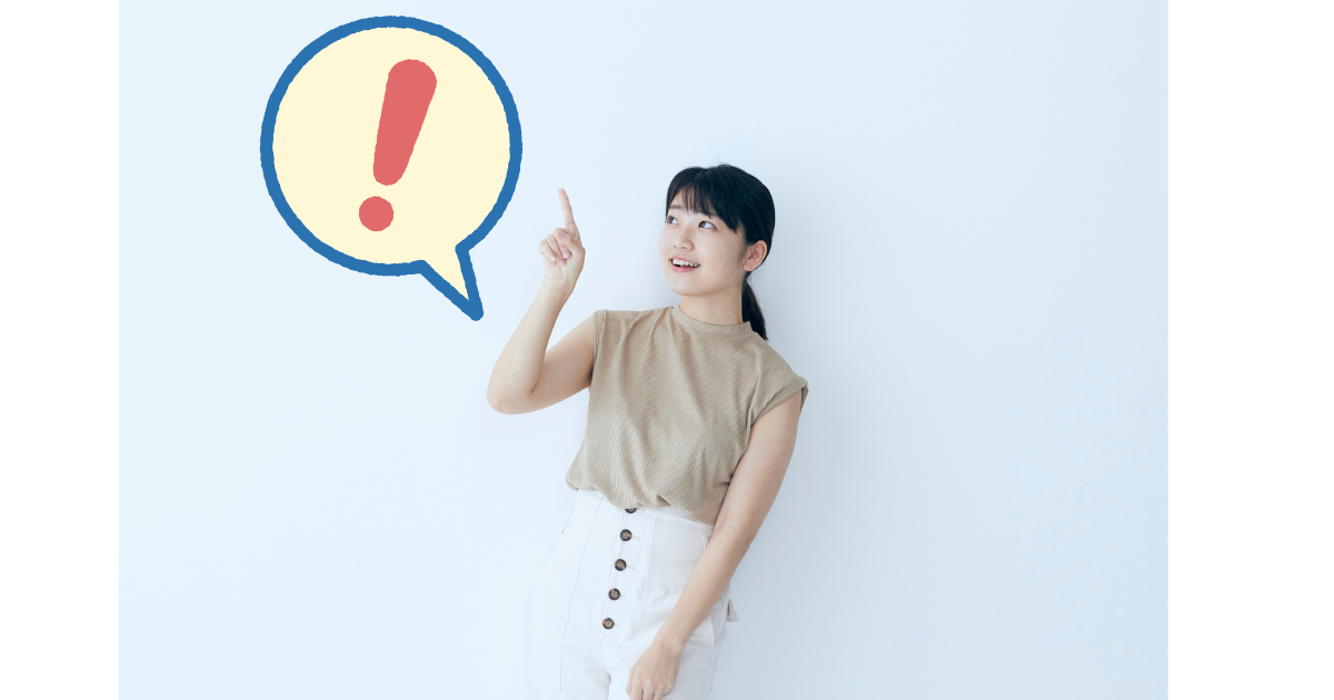 ヘナで白髪染めをする前に確認したいポイントを指し示す女性