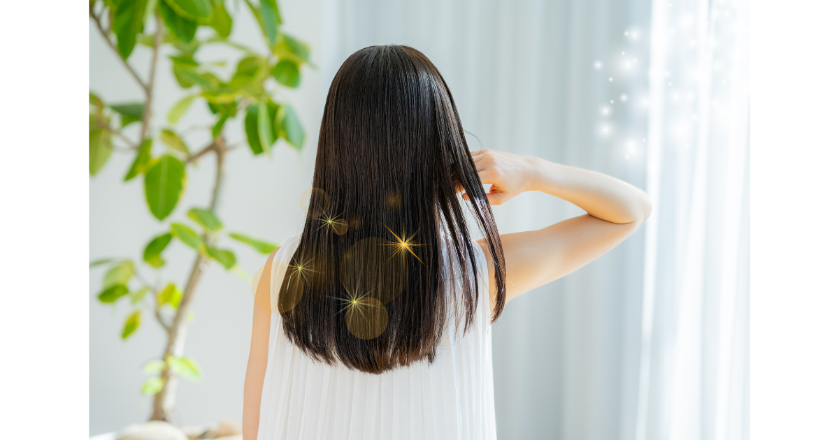 縮毛矯正でまっすぐまとまったツヤのあるロングヘアの後ろ姿