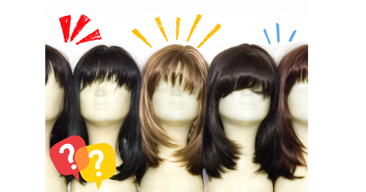 かつら用ヘナで染められるさまざまな色のウィッグが並ぶ様子